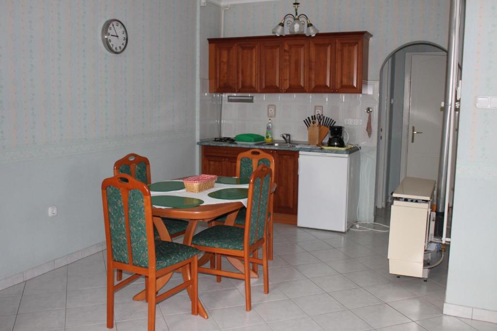 Orwa Apartmanok - Fenyofa Koez Zalakaros Bilik gambar