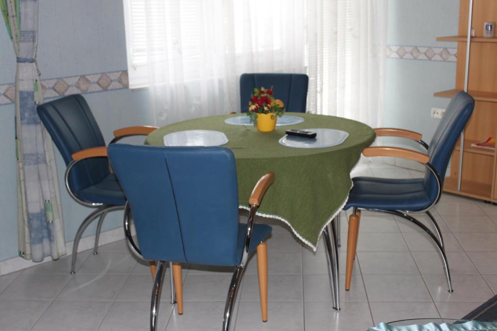 Orwa Apartmanok - Fenyofa Koez Zalakaros Bilik gambar