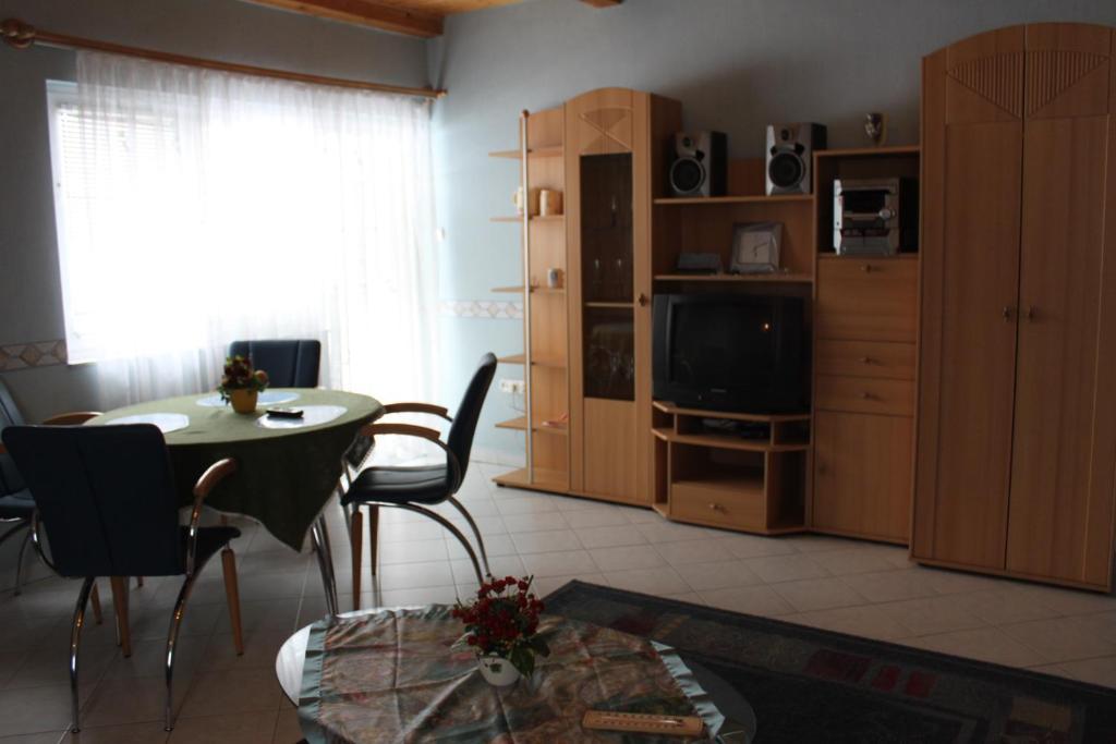 Orwa Apartmanok - Fenyofa Koez Zalakaros Bilik gambar