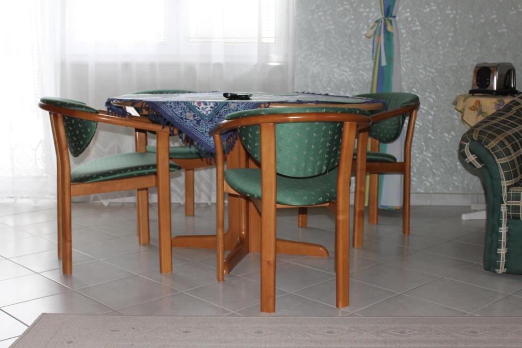 Orwa Apartmanok - Fenyofa Koez Zalakaros Bilik gambar